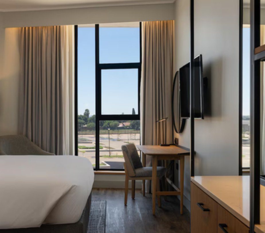 Guest room bed with window-side seating
